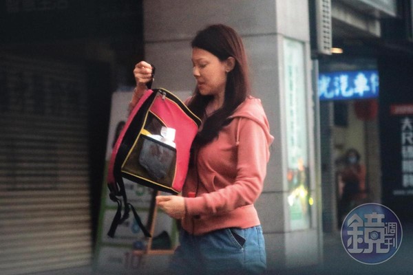 12/1 16:20,長腿妹跟友人拿了一袋東西後又返回住處。