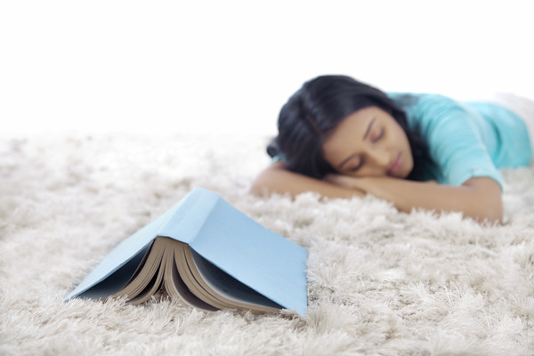 ▲▼地毯,書,躺。（圖／達志影像／示意圖）