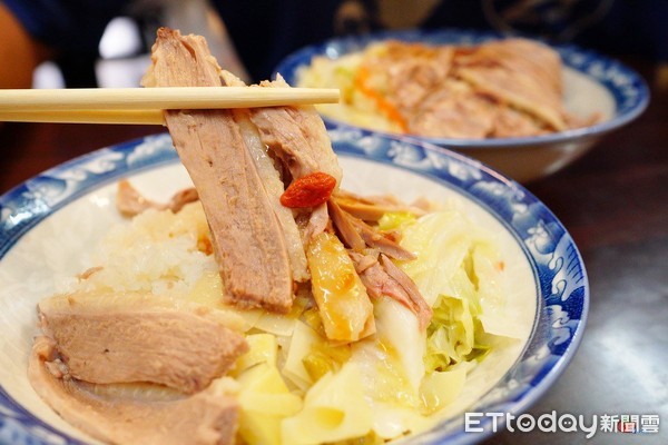 ▲「鼎紀鵝肉桃鶯店」鵝肉扒飯飄香誘人。（圖／小芝芝ღ美食ღ遊樂ღ小天地提供）