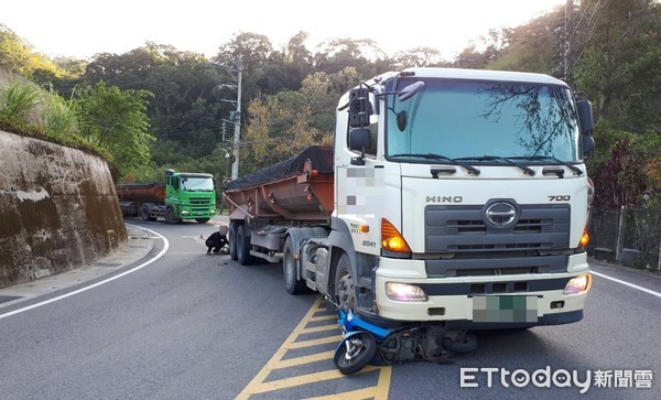 ▲桃園市林姓男子駕駛砂石車11日行經大溪區台7線8.4公里處時不慎撞上同向機車。（圖／記者沈繼昌翻攝）