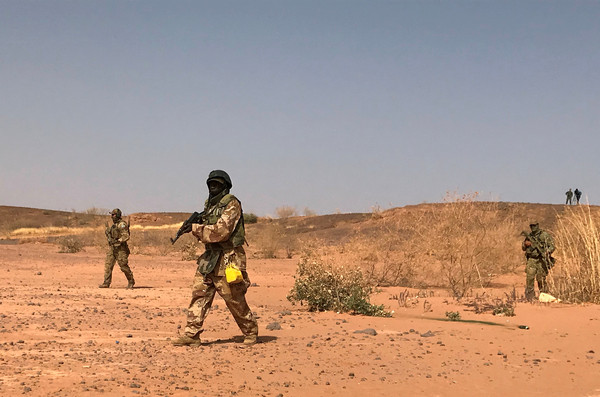 ▲尼日突擊隊、國安人員在瓦拉姆省（Ouallam）參與美國贊助的燧發槍（Flintlock）模擬演習。（圖／路透）
