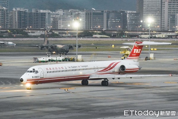 ▲▼遠東航空,遠航倒閉,遠航MD-82型客機落地滑行。（圖／記者李毓康攝）