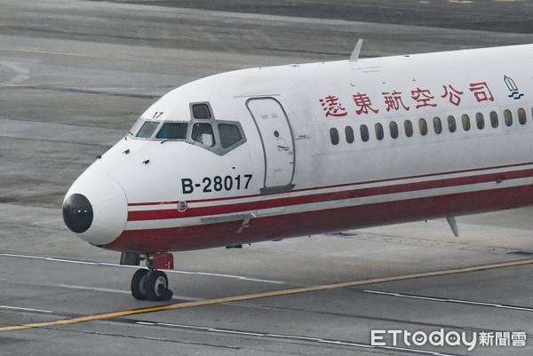 ▲▼遠東航空,遠航倒閉,遠航MD-82型客機落地滑行。（圖／記者李毓康攝）