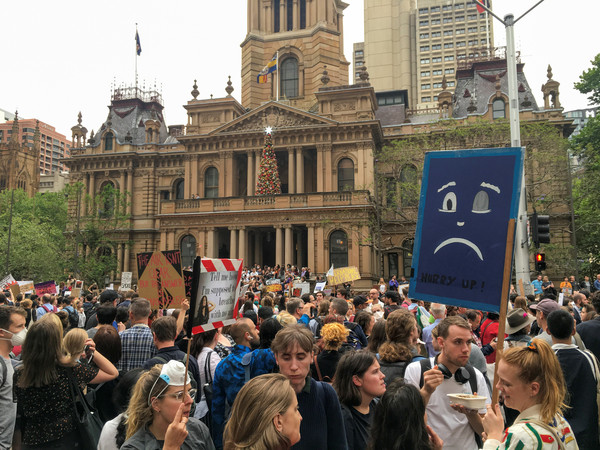 ▲雪梨2萬人走上街頭抗議野火、空氣汙染。（圖／路透）
