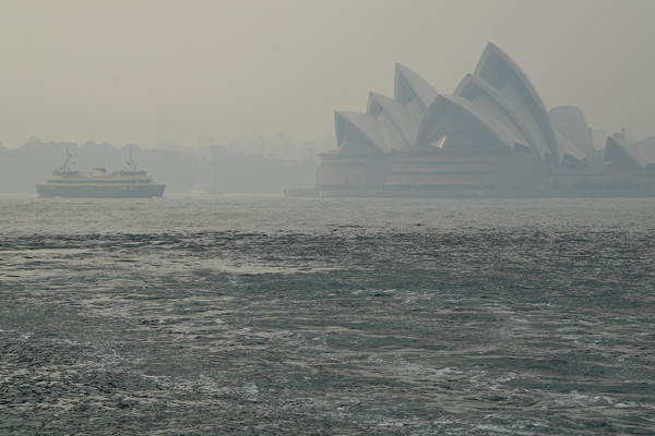 ▲澳洲野火延燒，雪梨被煙霾環繞。（圖／路透）