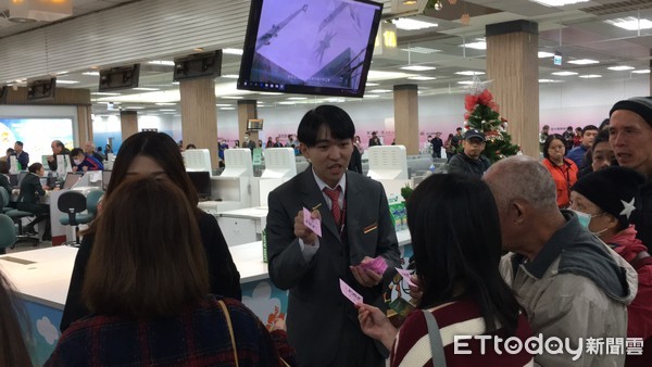 ▲▼遠東航空,遠航櫃檯湧入民眾退票,號碼牌。（圖／記者崔至雲攝）