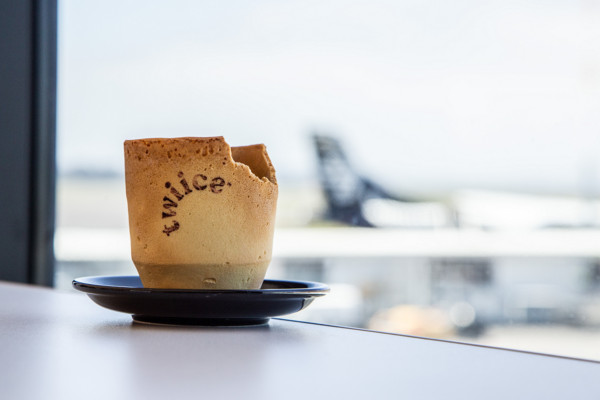 ▲紐西蘭航空可食用香草口味咖啡杯用創意落實環保。（圖／紐西蘭航空提供）
