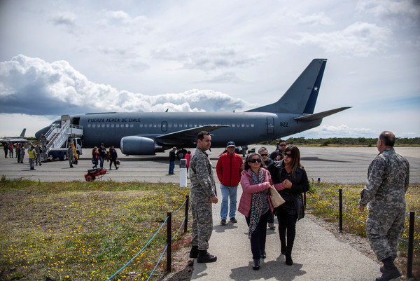 ▲▼智利運輸機墜毀，罹難者家屬抵空軍基地。（圖／路透）