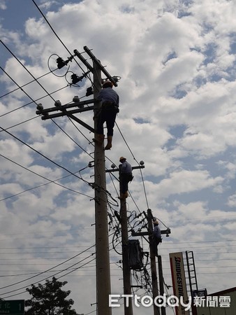 ▲台電台南區處員工進行被覆線汰換、並將建設跨越曾文溪的161kV高壓鐵塔。（圖／記者林悅翻攝）