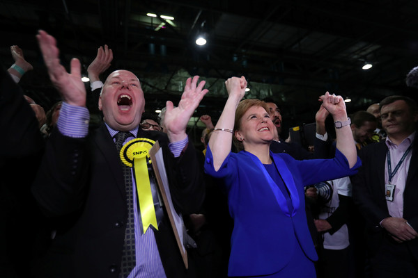 ▲蘇格蘭民族黨（SNP）黨魁、蘇格蘭首席大臣施特金（Nicola Sturgeon）13日在格拉斯哥（Glasgow）與支持者一同歡呼。（圖／路透）