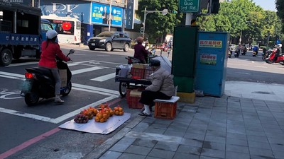 一大包賣100！跛腳爺頂寒風蹲路邊賣水果　堅持不要救助：不想麻煩小孩