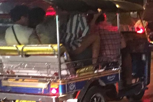 ▲一輛清晨在曼谷大街上行駛的嘟嘟車上，一名女子坐在男子的膝蓋上，明顯是以「坐蓮式」的姿勢正在「做愛做的事」。（圖／翻攝自臉書@Khun-Khachen）