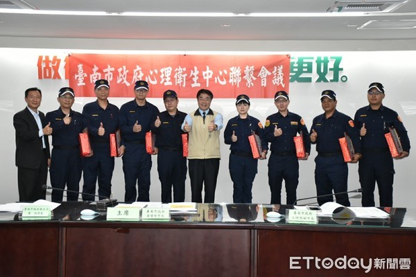 ▲台南市長黃偉哲親自頒獎表揚16名救人有功員警，肯定其表現。（圖／記者林悅翻攝，下同）