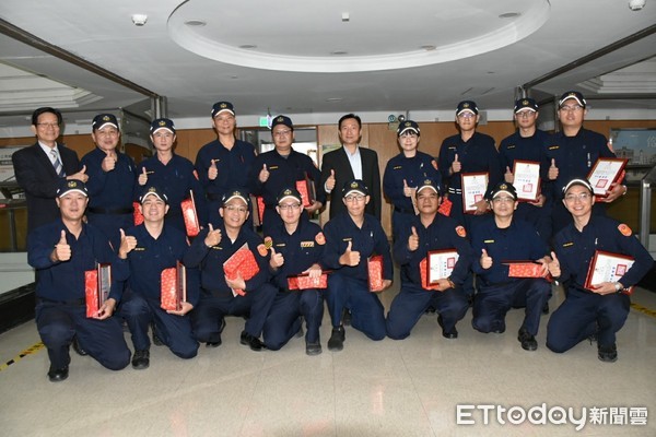 ▲台南市長黃偉哲親自頒獎表揚16名救人有功員警，肯定其表現。（圖／記者林悅翻攝，下同）