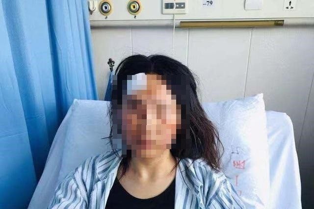 ▲▼搭同事車回家！人妻遭丈夫鐵棍毆打「衣服全剪爛」…嘴裡還被餵屎。（圖／翻攝《紅星新聞》）