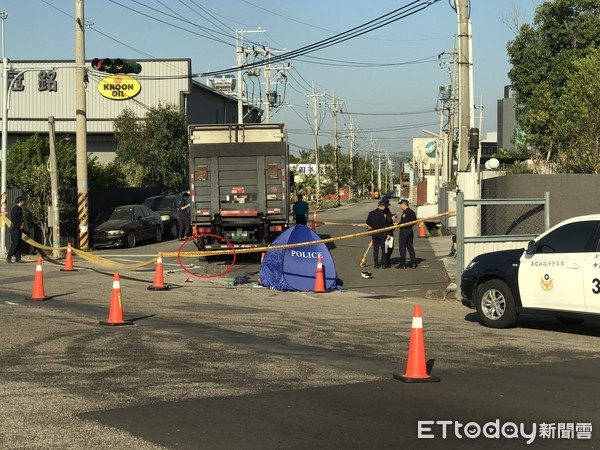 ▲大貨車右轉時疑大車死角，未發現直行機車因此撞上，機車駕駛越南籍女性移工慘遭捲入車輪當場爆頭亡。（圖／民眾提供）