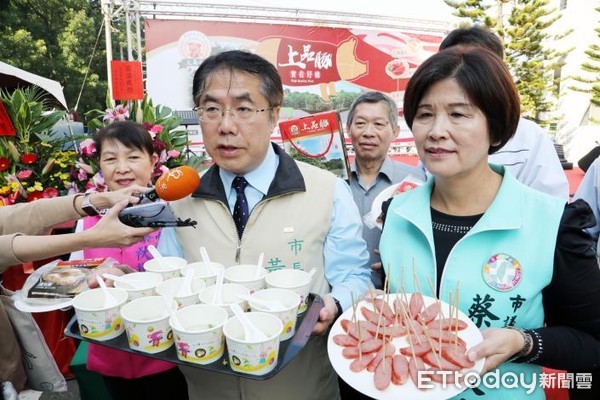 ▲台南自有品牌「上品豚」展售會佳里登場，身為美食家的市長黃偉哲代言促銷。（圖／記者林悅翻攝）