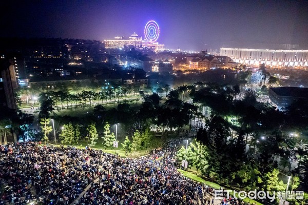 ▲每年跨年夜校園湧入大量人潮等待欣賞煙火美景。（圖／記者許宥孺翻攝）