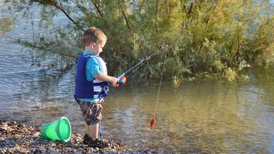 帶著孩子去釣魚！從大自然學習生命教育　家庭關係也更緊密了