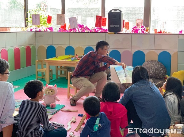 ▲▼蕭美琴競選總部推出精采的親子活動,邀請老師說故事給小朋友聽。(圖/蕭美琴辦公室提供,下同)