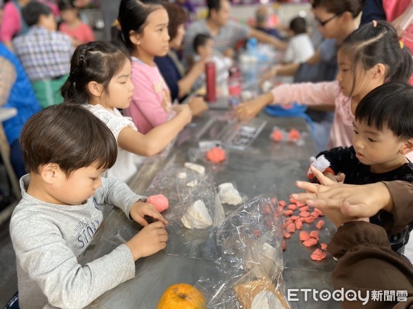 ▲▼蕭美琴競選總部推出精采的親子活動,邀請老師說故事給小朋友聽。(圖/蕭美琴辦公室提供,下同)