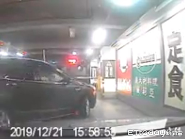 ▲▼黑色休旅車降窗罵三字經,還擋住出口閘門,隨後下車徒手拍打洪男車窗 。(圖/當事人提供)