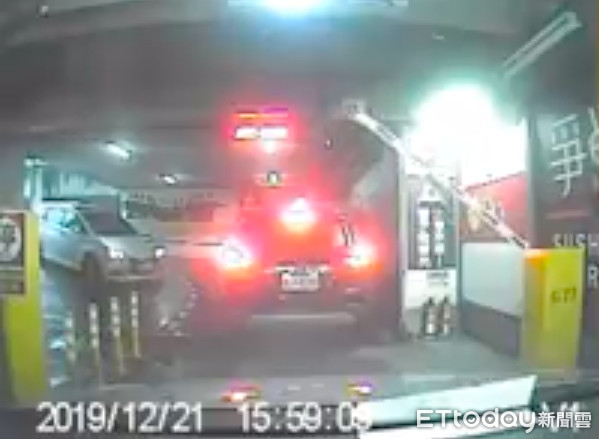 ▲▼黑色休旅車降窗罵三字經,還擋住出口閘門,隨後下車徒手拍打洪男車窗 。(圖/當事人提供)