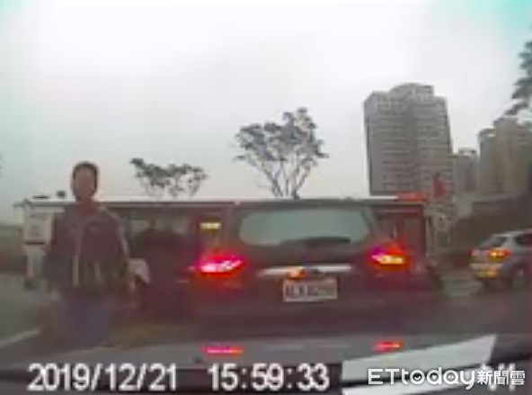 ▲▼黑色休旅車降窗罵三字經,還擋住出口閘門,隨後下車徒手拍打洪男車窗 。(圖/當事人提供)