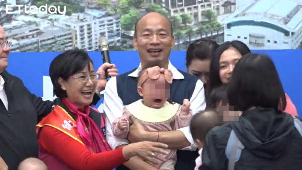 ▲女嬰被抱「大爆哭」韓國瑜親頭。（圖／記者張榮恩攝）