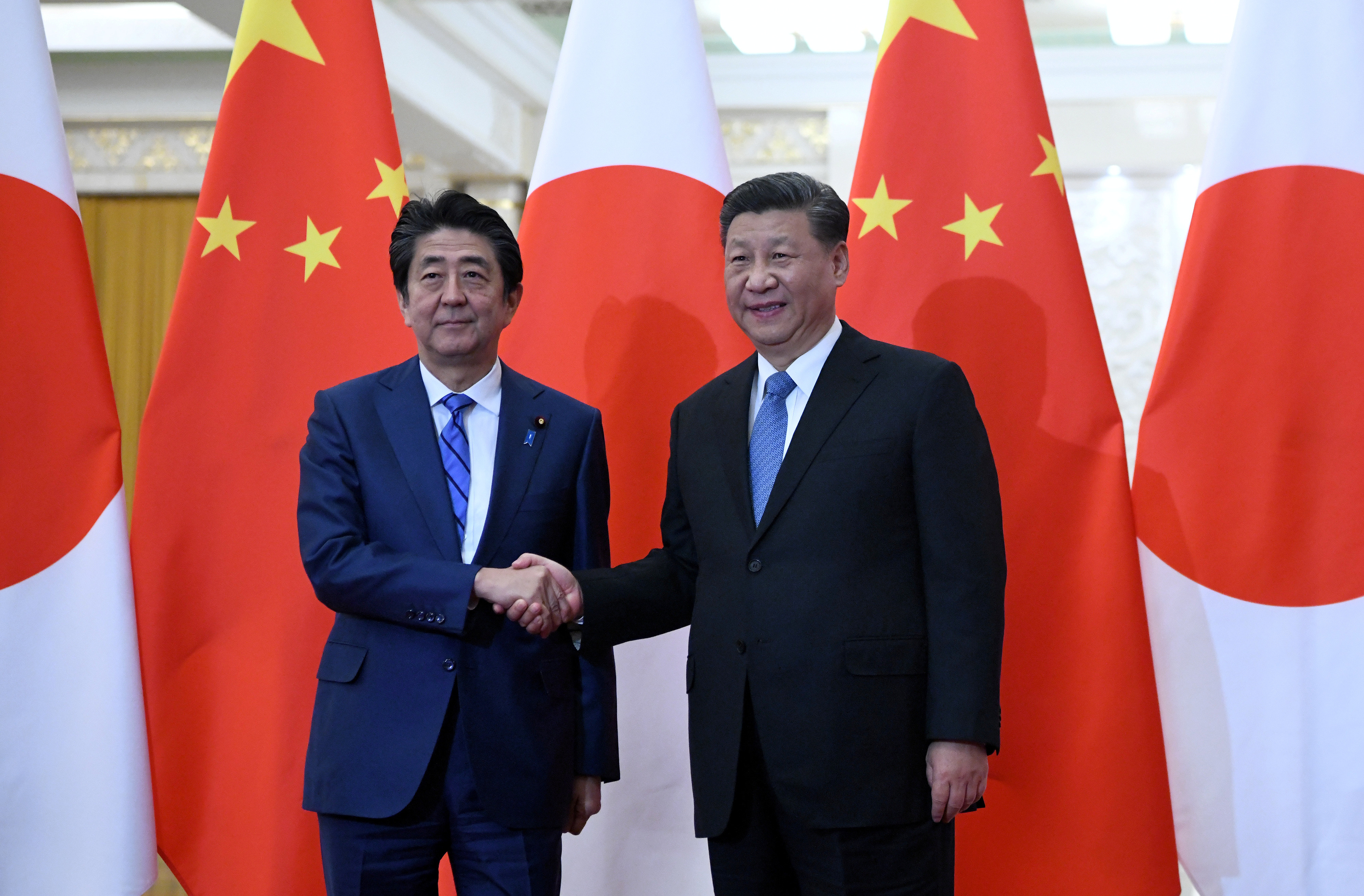 ▲▼2019/12/23，中國國家主席習近平與日本首相安倍晉三在北京舉行會談。（圖／路透）