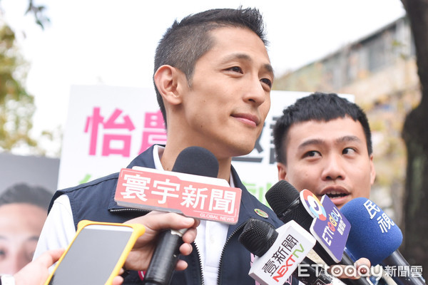 ▲吳怡農謙和市場掃街前,接受媒體聯訪。(圖/記者林敬旻攝) ▲吳怡農謙和市場掃街前。(圖/記者林敬旻攝,下同)