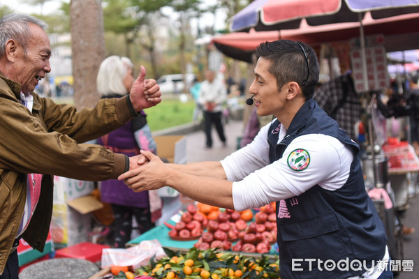 ▲吳怡農謙和市場掃街。(圖/記者林敬旻攝) ▲吳怡農謙和市場掃街。(圖/記者林敬旻攝)