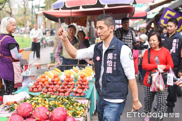 ▲吳怡農謙和市場掃街。(圖/記者林敬旻攝) ▲吳怡農謙和市場掃街。(圖/記者林敬旻攝)