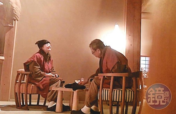 12/16 19:34 第2天晚餐後,2人在大廳休息室吃甜點。