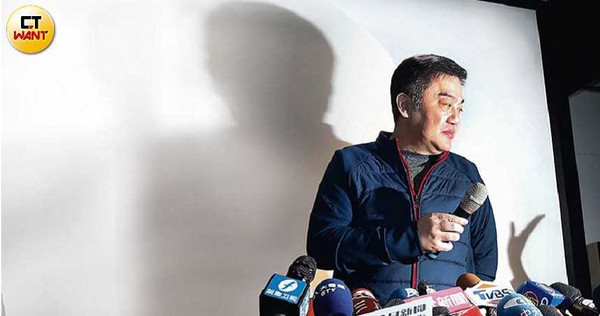 遠航董事長張綱維在遠航傳出停飛後神隱,出現後表示:「烏龍一場」。(圖/黃耀徵攝)