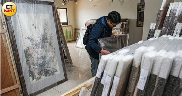 本刊前往新店七張站的共構宅內,直擊張綱維收藏的440幅畫。(圖/鄭清元攝)