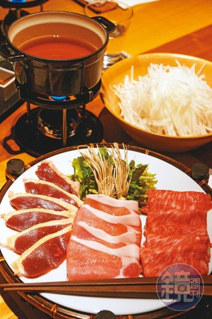 12/15 18:30 第1天晚上,2人在溫泉旅館包廂吃火鍋。