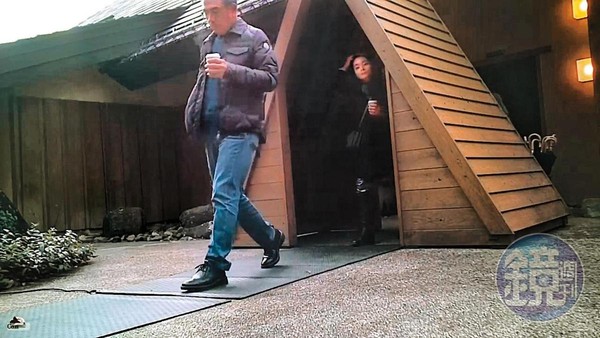 12/17 09:02 2人一前一後離開待了3天的「大根之花」溫泉旅館。