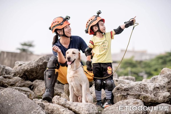 ▲高雄市消防局跟陽光基金會合作推出筆記本，正妹訓練員跟搜救犬AKA入鏡            。（圖／記者吳奕靖翻攝）