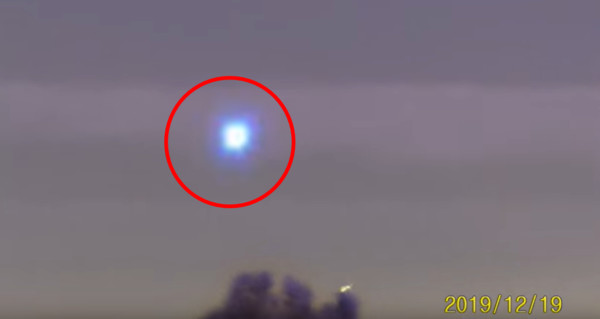 ▲▼「UFO光球」9天現蹤2次！時速1600km神速飛行　美國曝6秒影片證實了。（圖／翻攝YouTube、臉書）