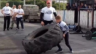 逼5歲兒每天健身！嚴格猛爸要他「雙手抬卡車巨輪」　網轟：手臂感覺要斷了