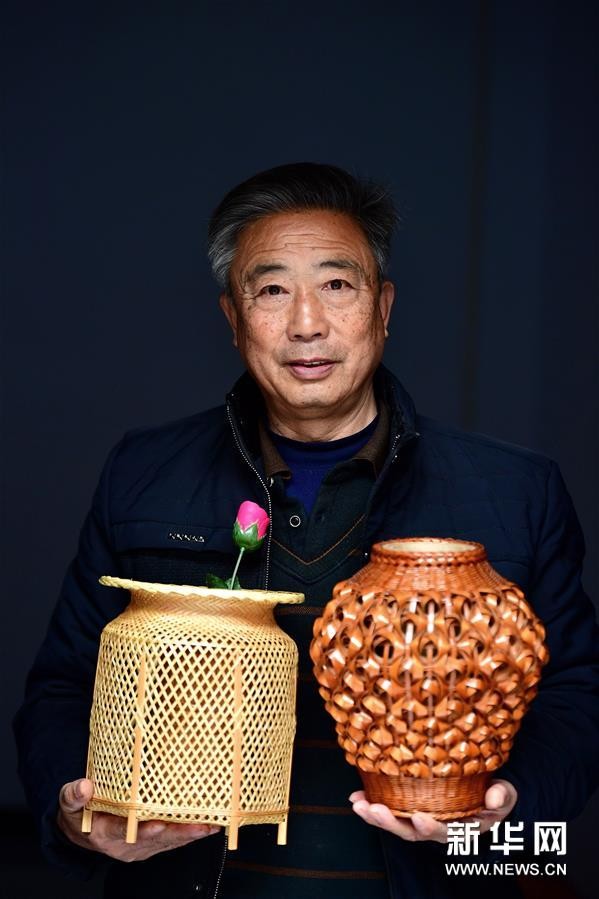 ▲洛寧竹編傳承人張永傑展示作品。(圖/翻攝自《新華社》) ▲洛寧竹編傳承人張永傑展示作品。(圖/翻攝自《新華社》)