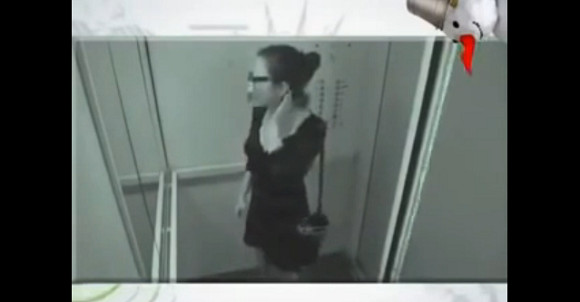 Шикарное тело одной женщины попалось на скрытую камеру в ванной комнате