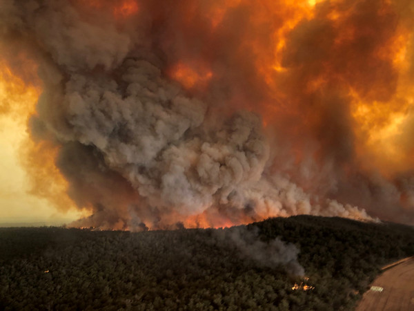 ▲▼ 澳洲維多利亞省拜恩斯代爾（Bairnsdale）野火延燒，現場不斷冒出濃煙。澳洲野火。（圖／路透）
