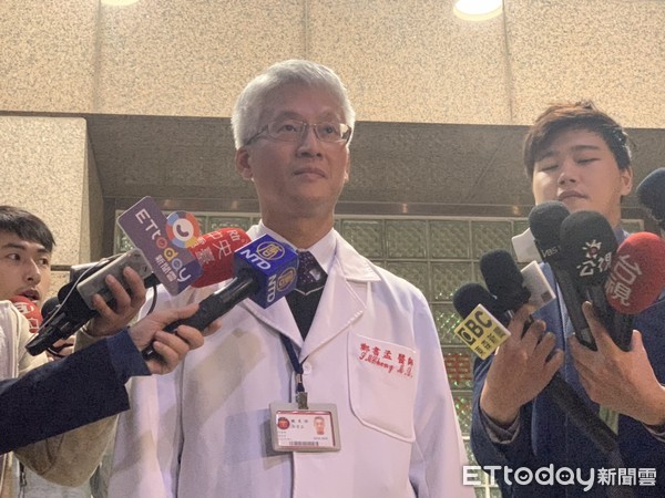 ▲▼三總副院長鄭書孟說明黑鷹墜機傷者狀況。(圖/記者嚴云岑攝) ▲▼三總副院長鄭書孟說明黑鷹墜機傷者狀況。(圖/記者嚴云岑攝)