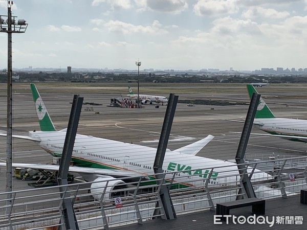 ▲長榮航空衣架由香港飛桃園機場班機，3日下午發生旅客砸餐盤還推傷2名空服員受傷事件，長榮航空將依法提告。（圖／記者沈繼昌攝，照片並非事發航班）