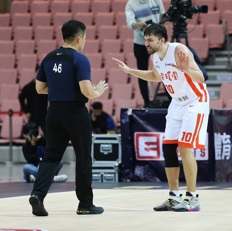 ▲▼ SBL,裕隆,簡浩(21),胡凱翔(18)、林宜輝(36),璞園,李啟瑋(14)、愛德(10)、簡偉儒(2)、陳堅恩(6) 。(圖/籃協提供) ▲▼ SBL,裕隆,簡浩(21),胡凱翔(18)、林宜輝(36),璞園,李啟瑋(14)、愛德(10)、簡偉儒(2)、陳堅恩(6) 。(圖/籃協提供)