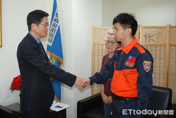 ▲▼黑鷹墜落宜蘭縣搶救得,國防部長嚴德發(左1)6日上午慰勉宜蘭特種分隊分隊長藍文宏、消防局科員陳秋霞等人。(圖/記者游芳男翻攝,下同) ▲▼黑鷹墜落宜蘭縣搶救得,國防部長嚴德發(左1)6日上午慰勉宜蘭特種分隊分隊長藍文宏、消防局科員陳秋霞等人。(圖/記者游芳男翻攝,下同)