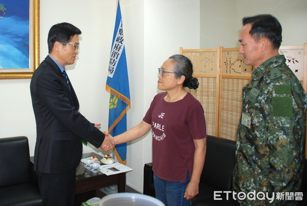 ▲▼黑鷹墜落宜蘭縣搶救得,國防部長嚴德發(左1)6日上午慰勉宜蘭特種分隊分隊長藍文宏、消防局科員陳秋霞等人。(圖/記者游芳男翻攝,下同) ▲▼黑鷹墜落宜蘭縣搶救得,國防部長嚴德發(左1)6日上午慰勉宜蘭特種分隊分隊長藍文宏、消防局科員陳秋霞等人。(圖/記者游芳男翻攝,下同)