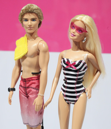▲美國2011年國際玩具博覽會，美泰兒推出的芭比與肯尼。（圖／達志影像／美聯社）